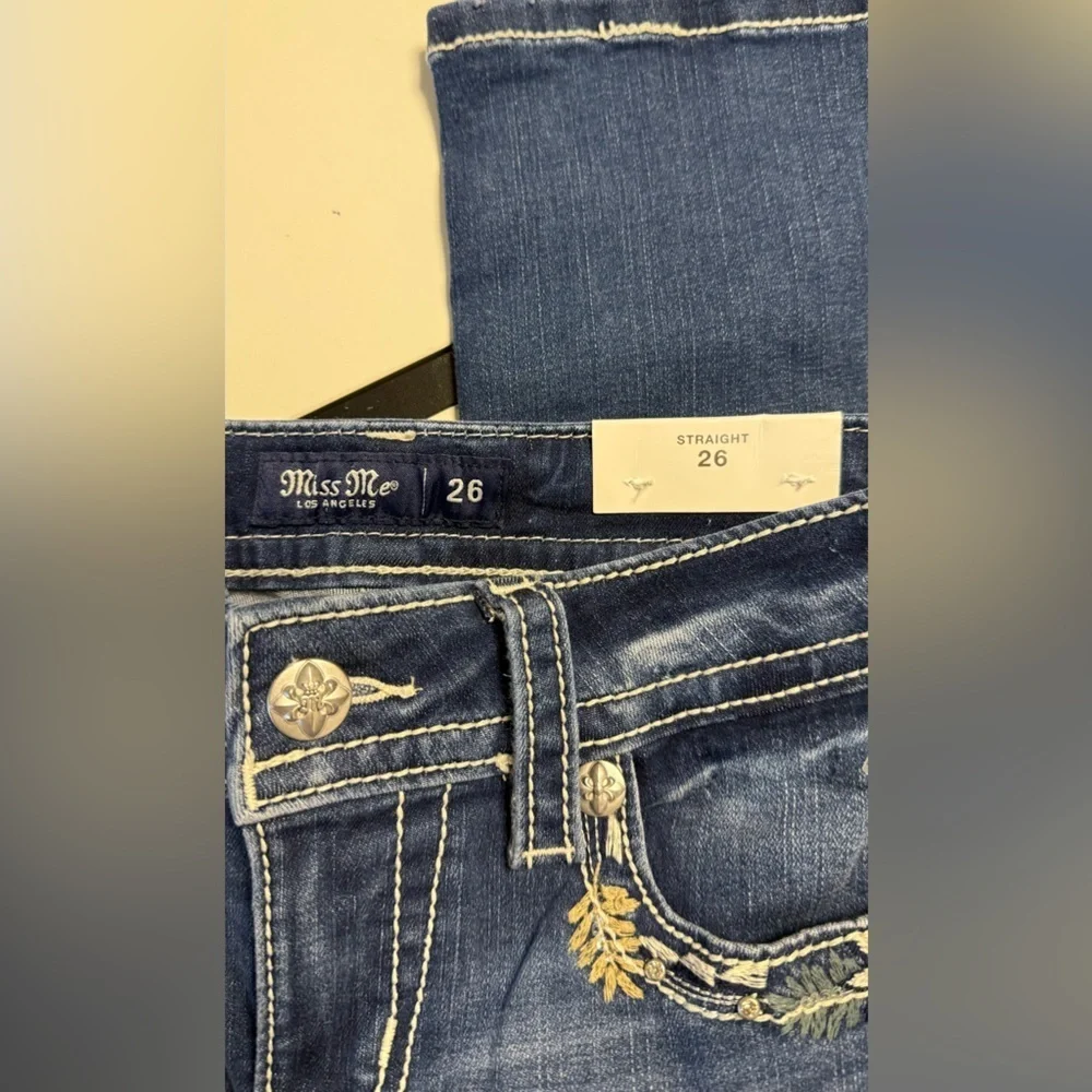Miss Me Skinny Jeans | Embellished Floral Back Pockets | Stretch Denim
26x31 - Picture 15 of 15